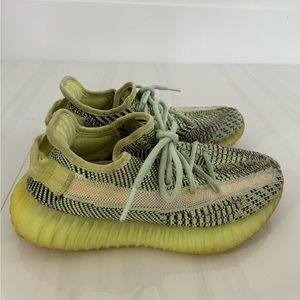 YEEZYs GREEN SIZE 4.5